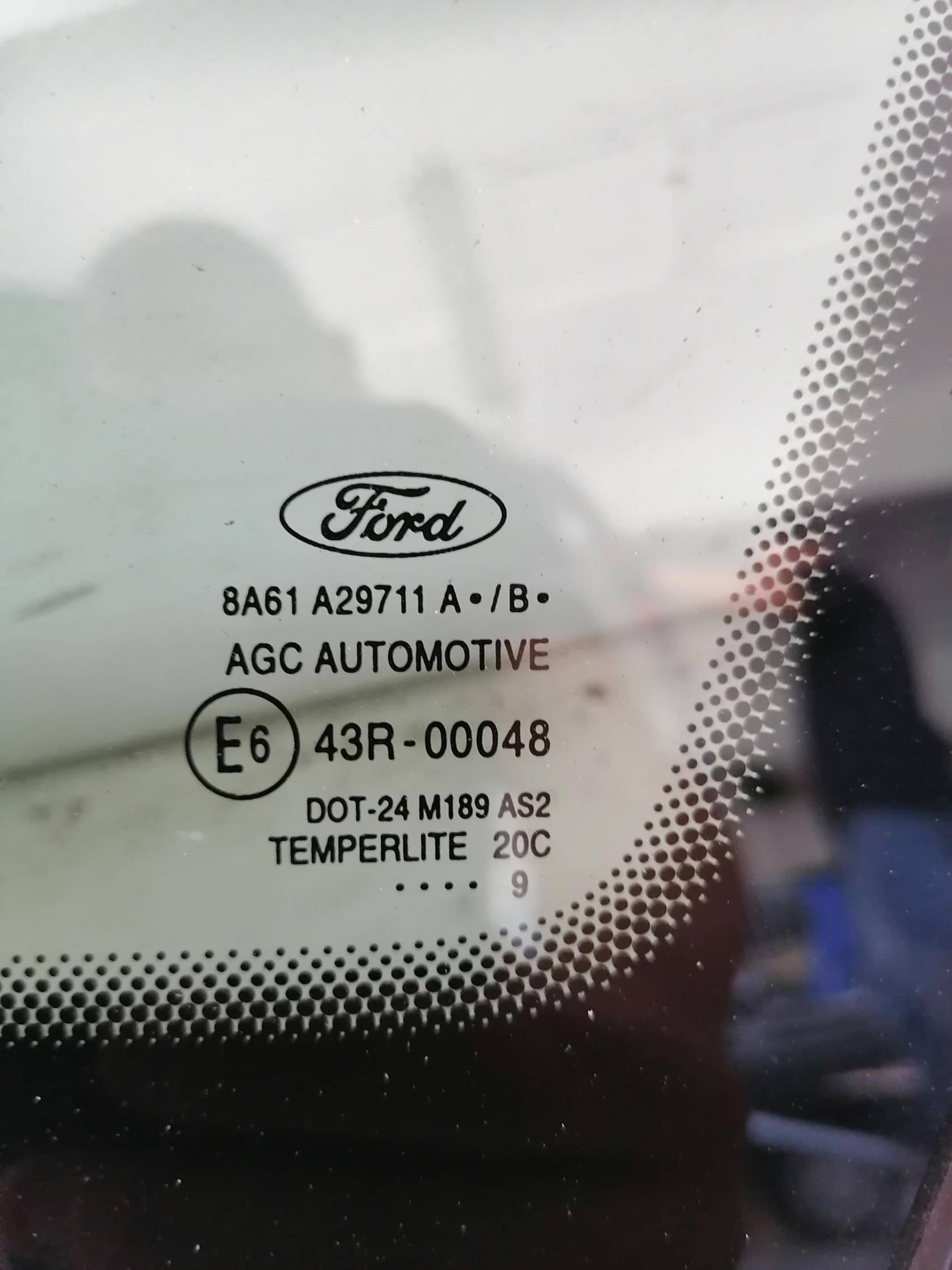 Fisso parafango ant. sx.